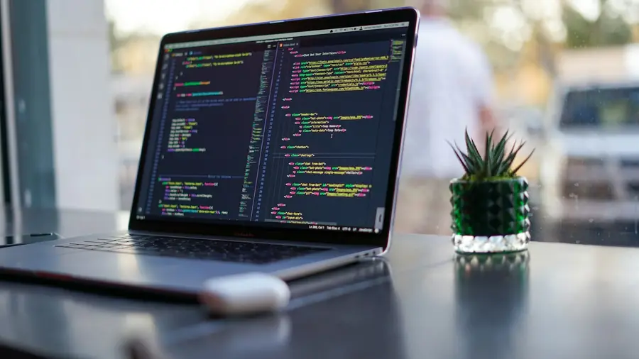 Laptop con código en pantalla