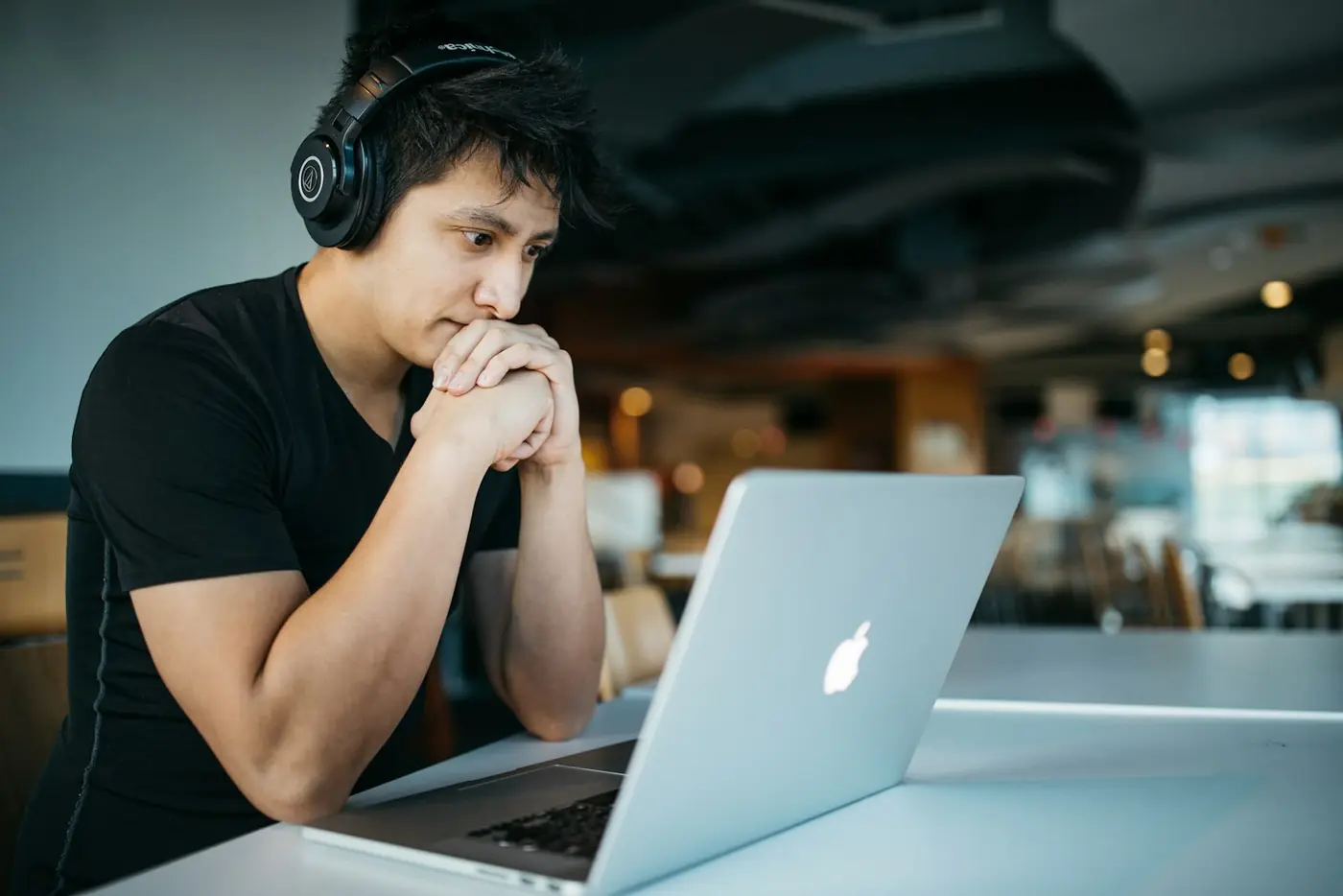 Estudiante concentrado frente a su laptop